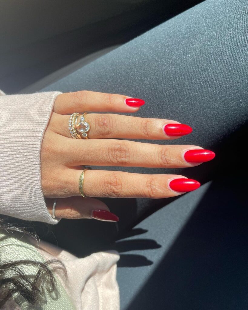 19 Red Almond Nails That Prove Classic Manicures Are Never Boring 10 image17 2
